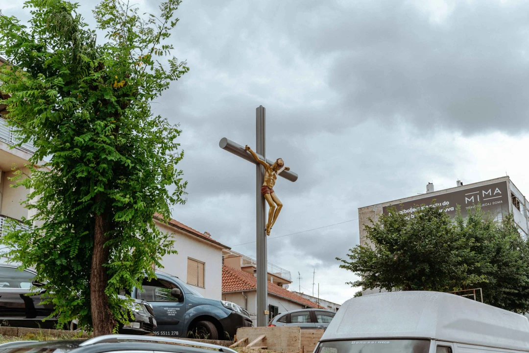Ostvarena dugogodišnja želja župljana: Postavljen križ na Baldekinu