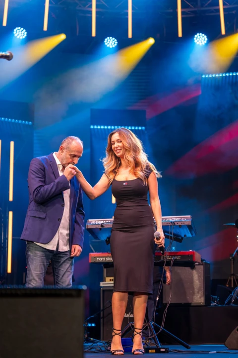 Prije koncerta Škore, Zeke i Lille, Neda Ukraden promovirala album na pučini. Zaplovio i gradonačelnik Desto