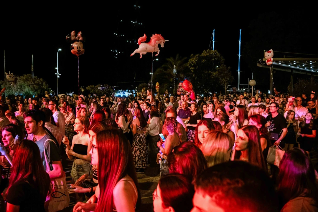 Šibenska noć izvukla ljude u grad, a zabavljao ih je Magazin dobrim starim hitovima
