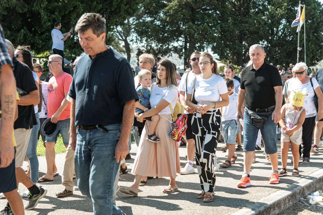 Velik broj vjernika okupio se u marijanskom svetištu u Vrpolju: Misu predvodio biskup Rogić