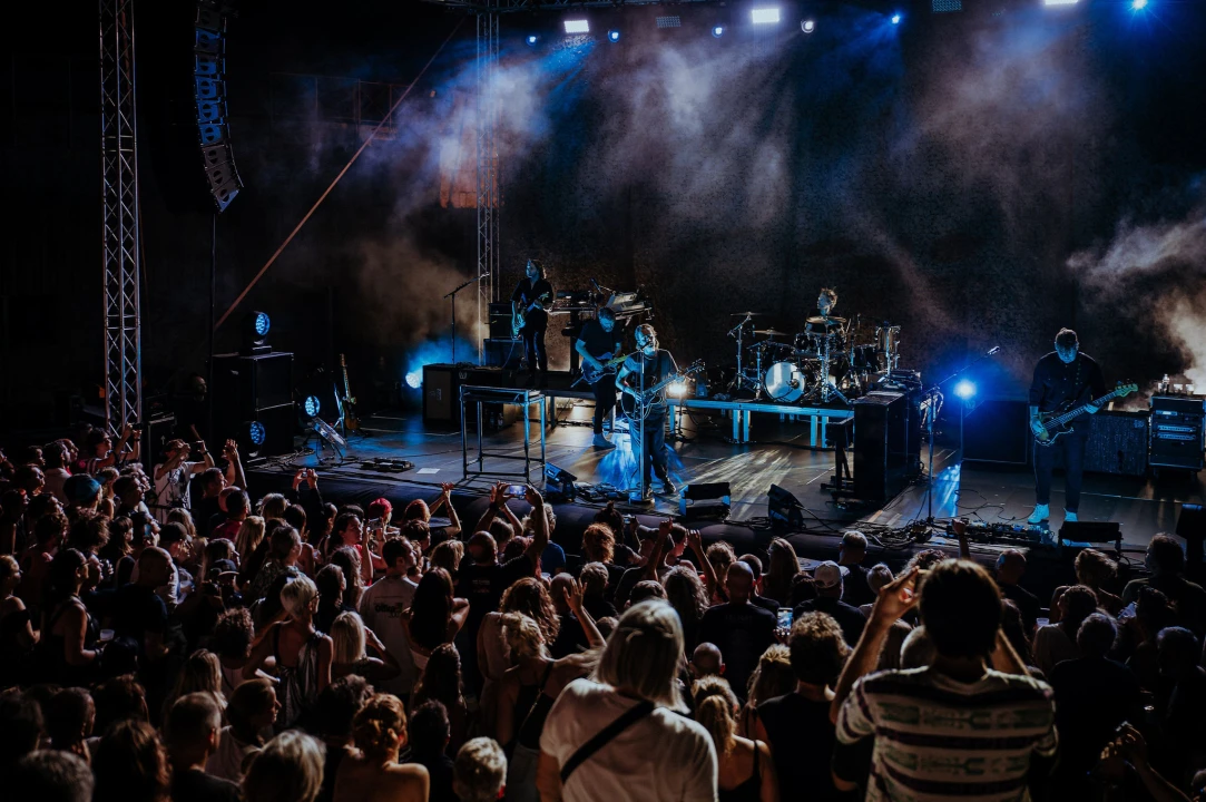 Editorsi održali fantastičan koncert u Šibeniku, nije ih omeo ni vjetar ni kiša