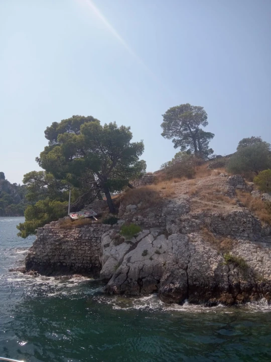 Tablu za ograničenje brzine brodovima na ulazu u šibensku luku mogu vidjeti samo avioni