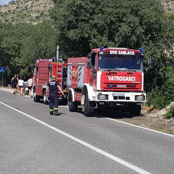 Požar u Lugovićima gasilo 25 vatrogasaca