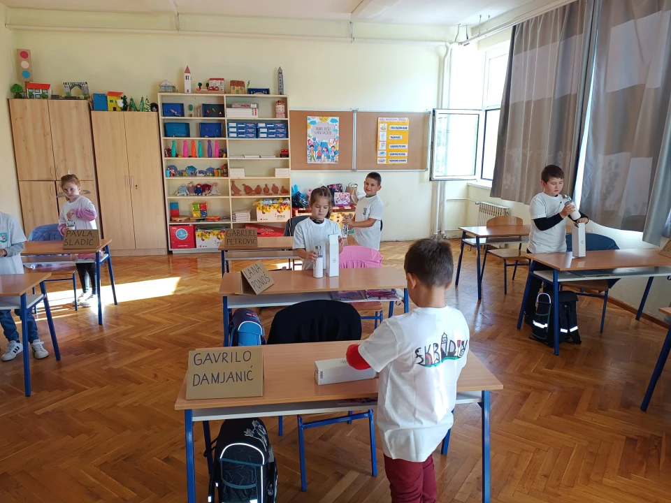 U povodu Dana Grada, skradinski prvašići dobili poklone