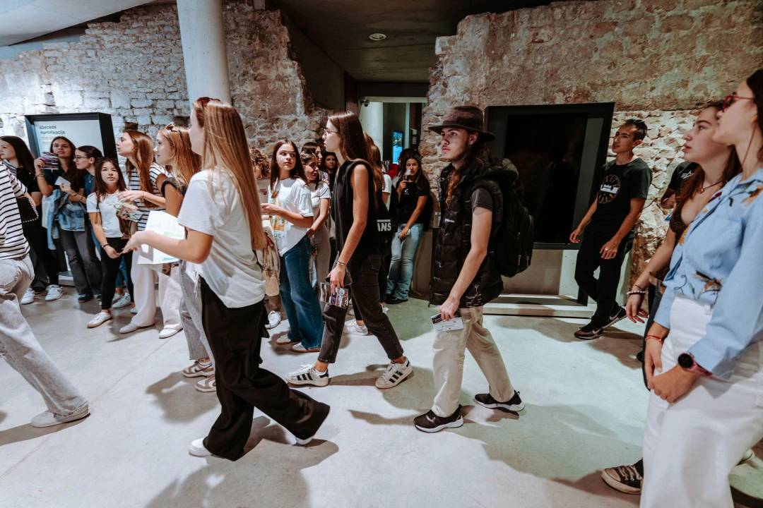 Preko 300 šibenskih gimnazijalaca pohodilo tri tvrđave: 'Ma vidi koliko mladih, lipo li ih je vidit'