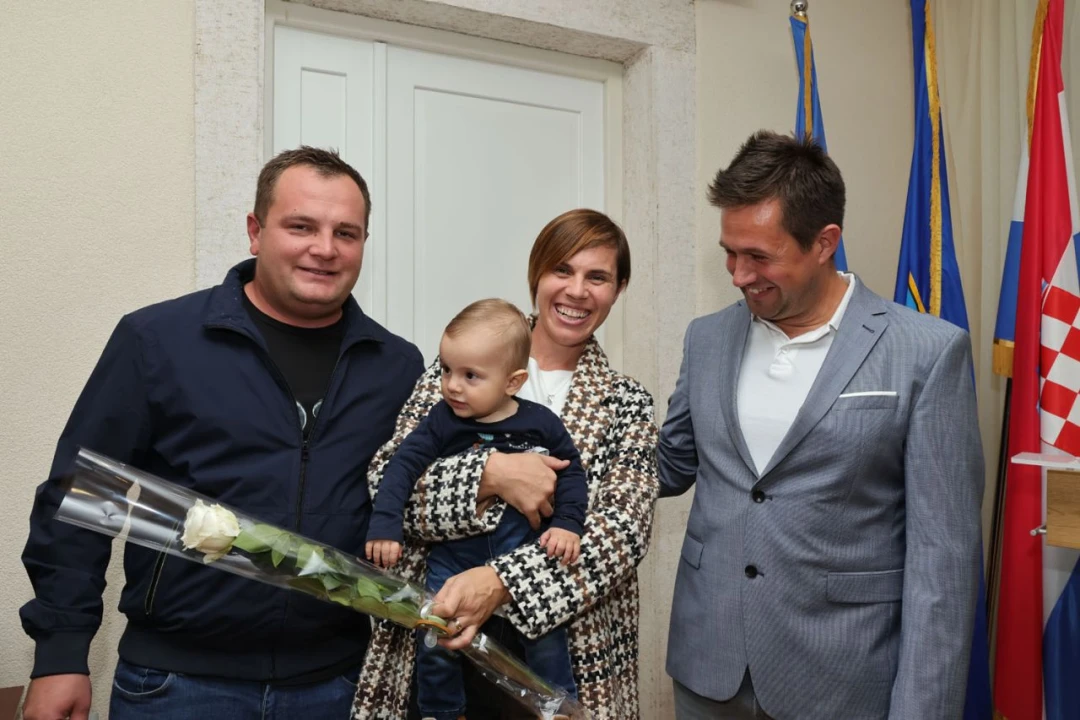 Općina Tisno dodijelila novčanu potporu za 27 vjenčanih parova i novorođenu djecu