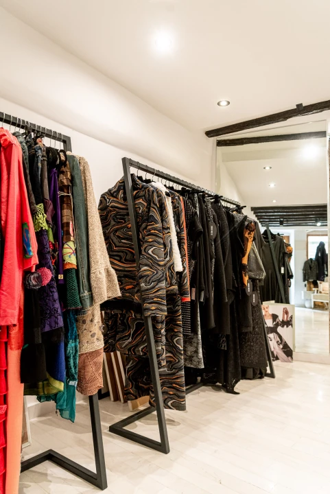 Božić je stigao u Galeriju Juraj Dalmatinac: Pronađite unikatne umjetnine i darove!