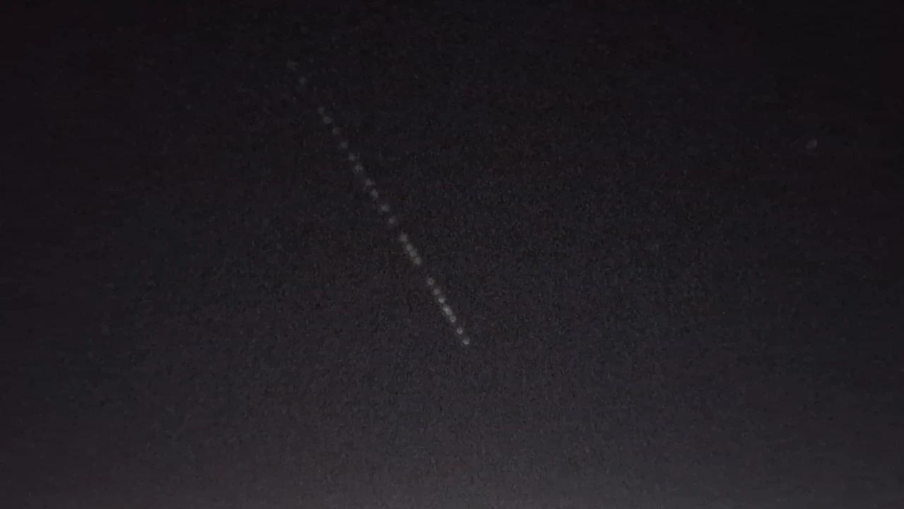 Nema panike, nisu vanzemaljci: Ova čudna crta na nebu iznad Šibenika su novi StarLink sateliti