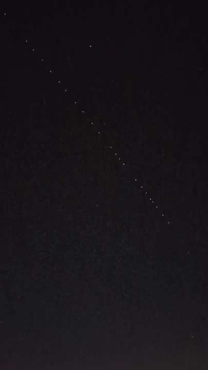 Nema panike, nisu vanzemaljci: Ova čudna crta na nebu iznad Šibenika su novi StarLink sateliti