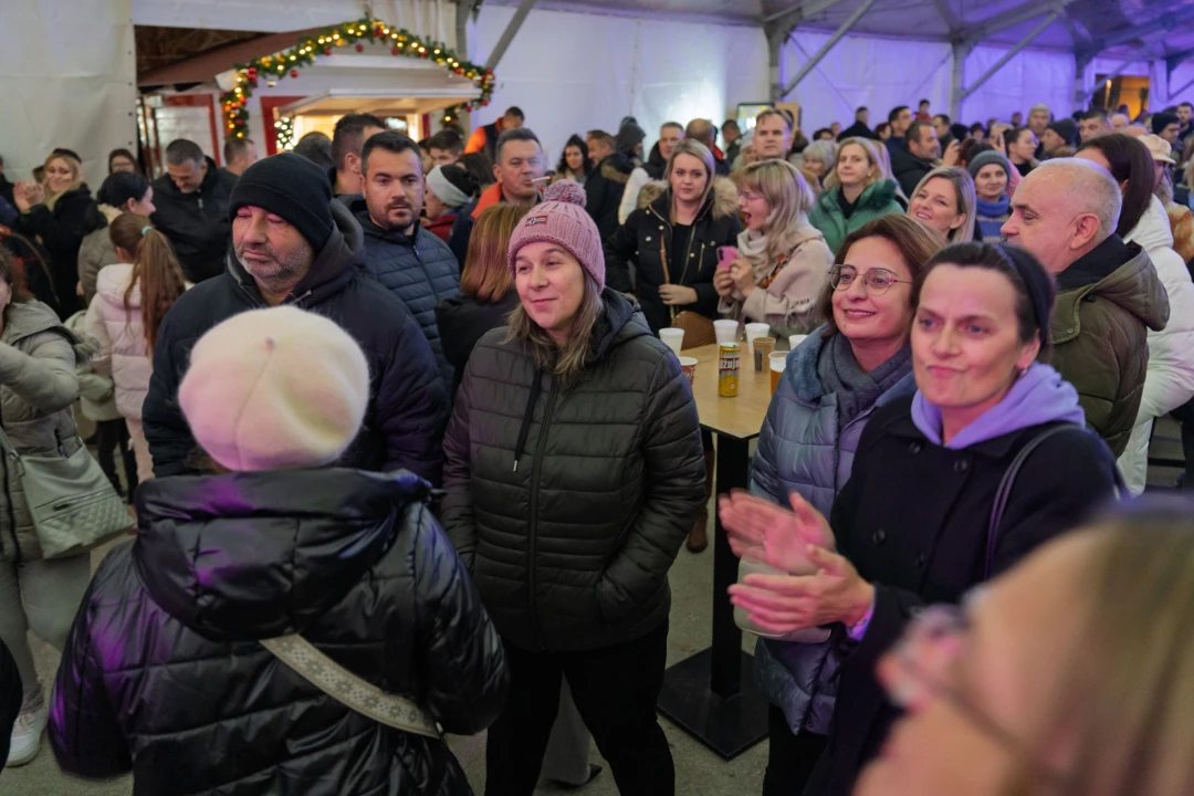Baruni sinoć rasplesali Knin i otvorili vrata blagdanske čarolije