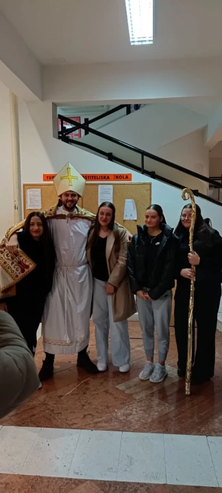 Sveti Nikola i Krampus posjetili učenike i djelatnike Medicinske škole