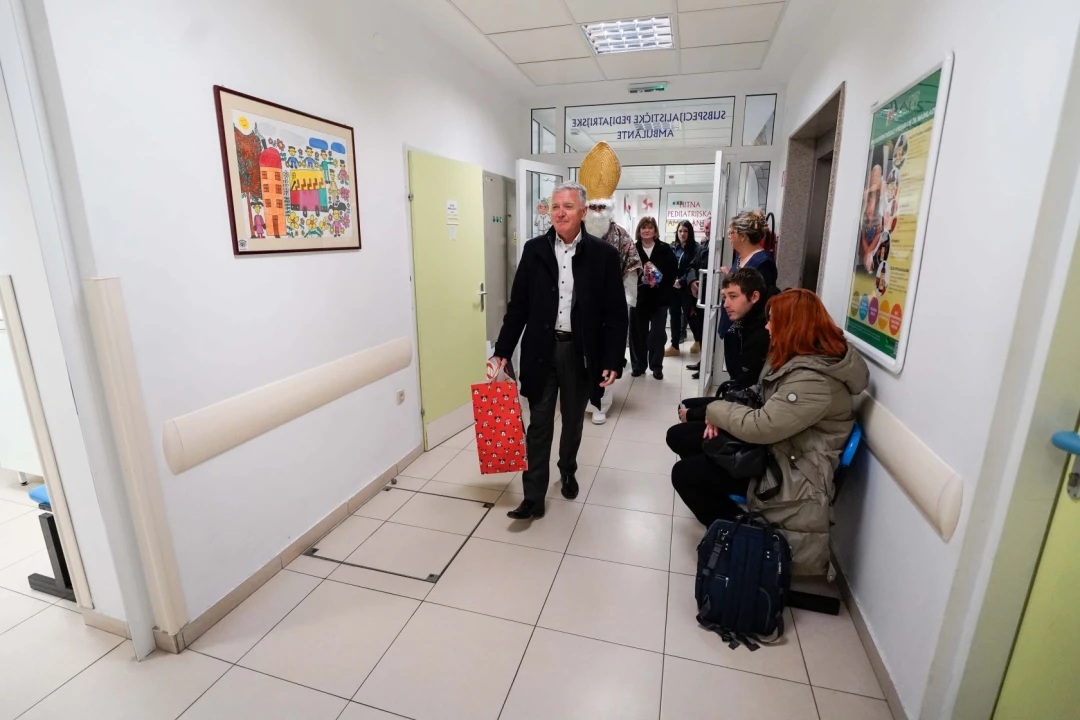  Burić u pratnji sv. Nikole razveselio mališane na šibenskoj pedijatriji