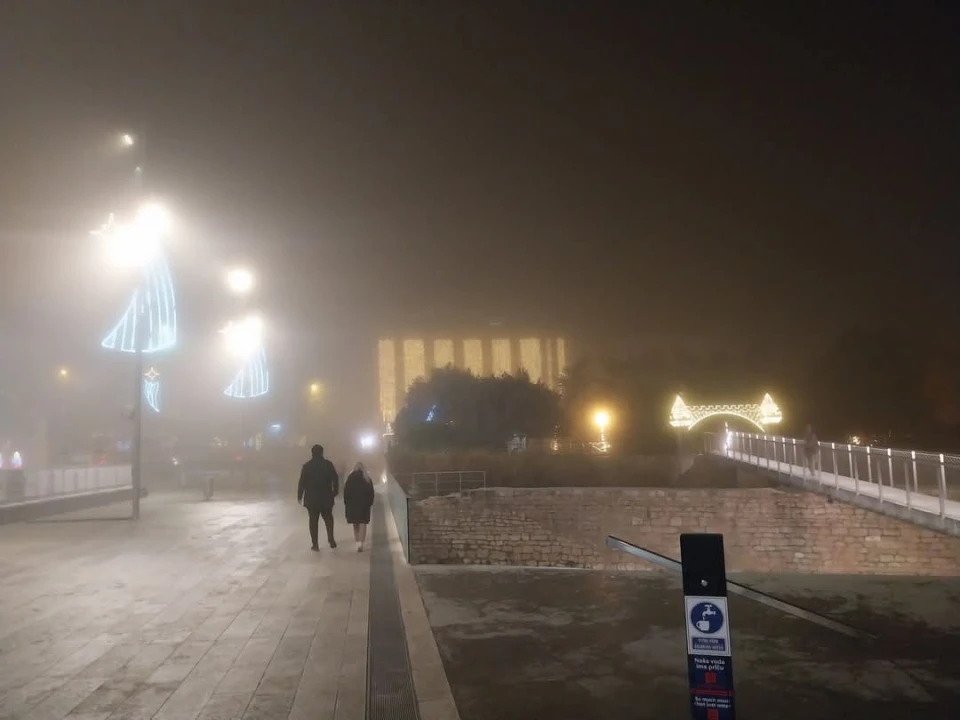Gusta magla u gradu: Ovako trenutno izgleda pogled s Meteriza na Šibenik