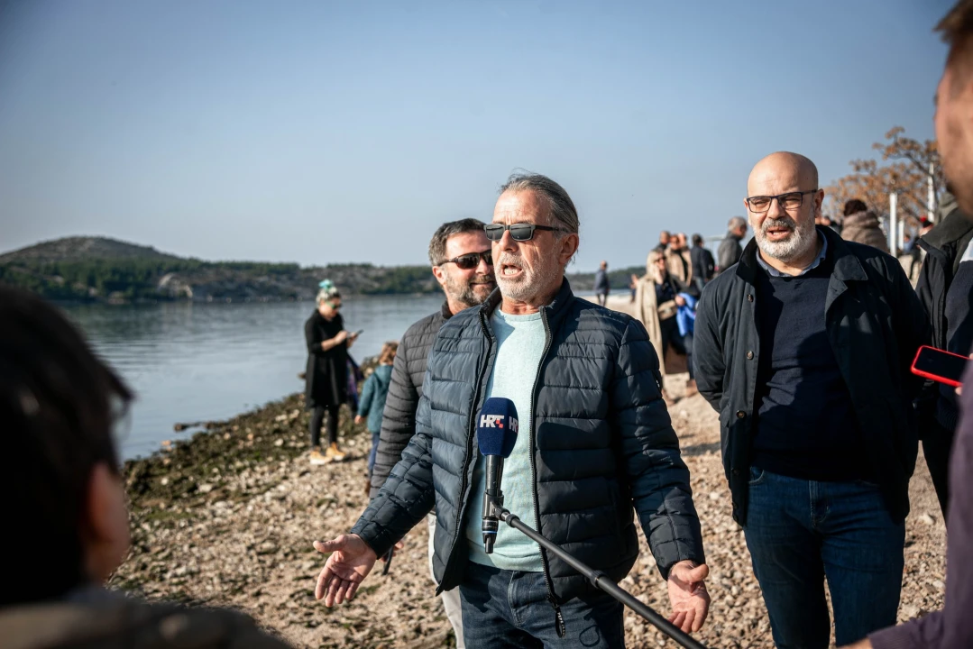 Na svega 8 stupnjeva na kupanje na Banju odvažila se 24 kupača: U zrak pustili golubove i u svijet poslali poruku mira