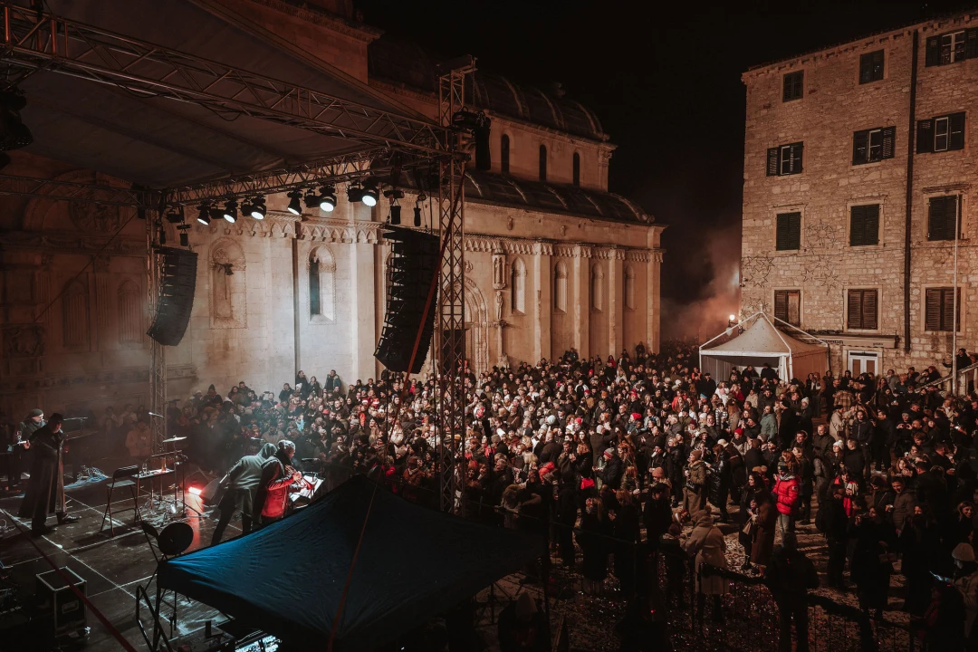 Šibenik 2025. dočekao u stilu: Plesalo se ispred dvije gradske pozornice!  