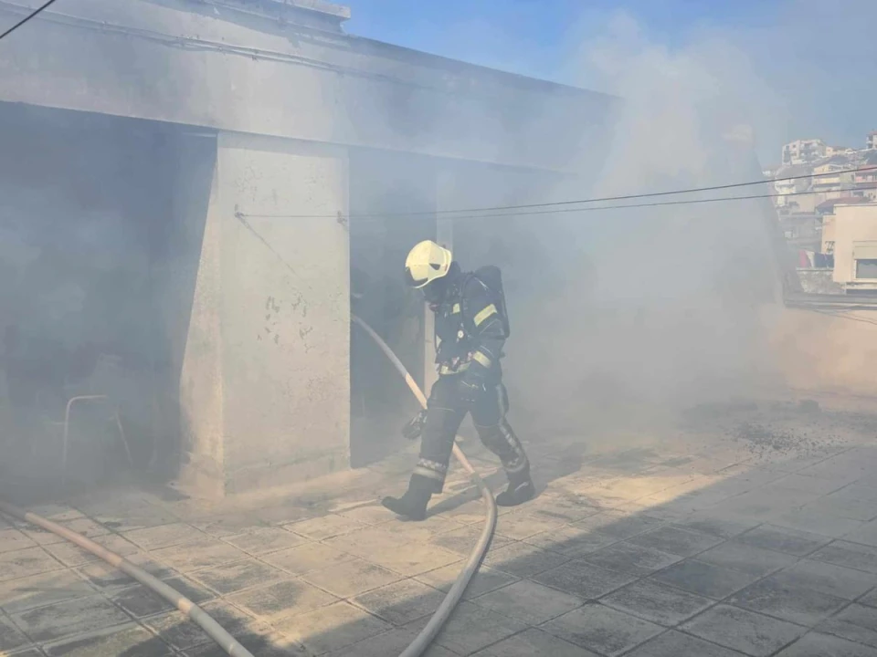 Stanari zgrade na Baldekinu evakuirani zbog požara na krovu, materijalna šteta u procjeni