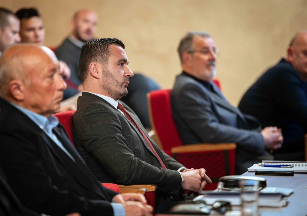 FOTO Misterij, drhtanje glasa, psihijatri: ‘Ugovor o energani na Bikarcu može se dobiti i kod malog Željka’