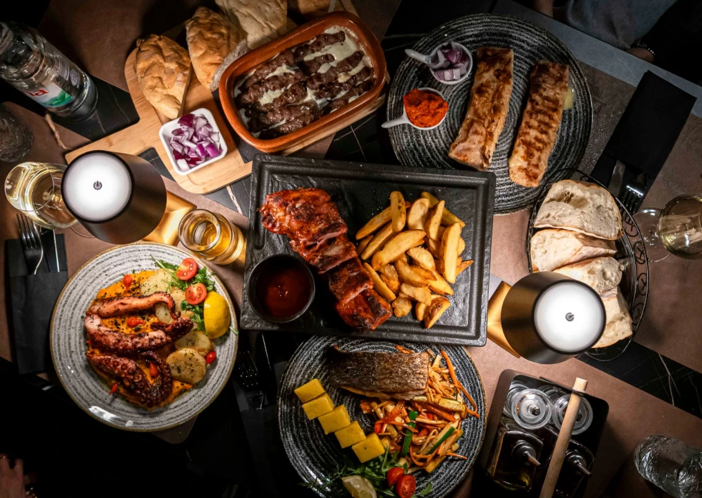 FOTO Uživajte u vrućim ljetnim danima uz mirise s grilla i živu svirku na terasi Leonardo BBQ & More!