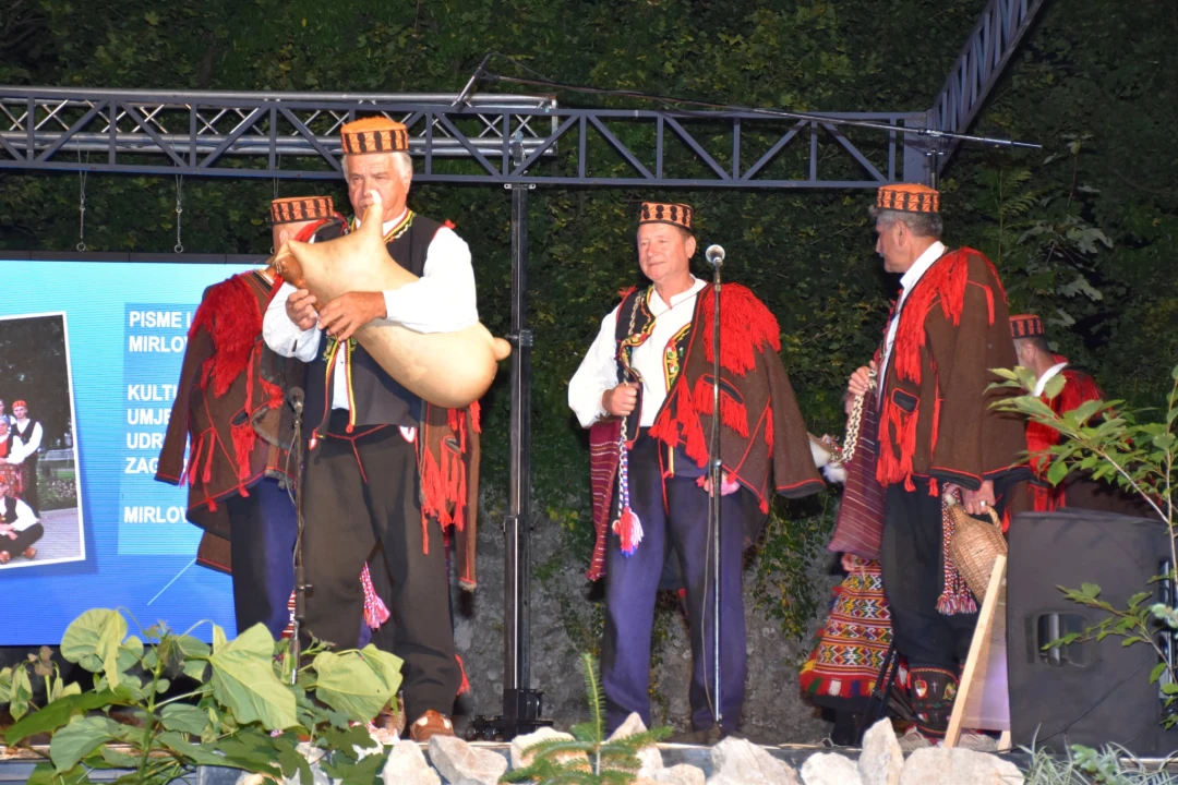 Članovi Kulturno-umjetničke udruge 'Zvona Zagore' u Ogulinu prikazali baštinu Mirlovića