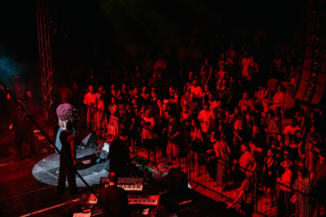 Kyoto Jazz Massive u proširenom sastavu oduševio publiku na tvrđavi sv. Mihovila  