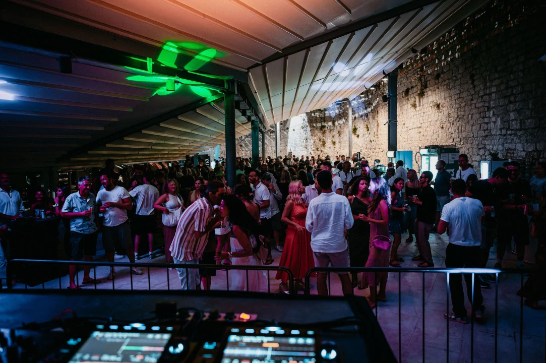 Kyoto Jazz Massive u proširenom sastavu oduševio publiku na tvrđavi sv. Mihovila  