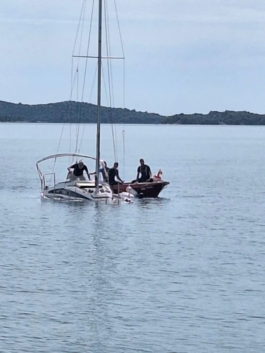 Vatrogasci DVD-a Brodarica -Krapanj ispumpavali potopljenu brodicu