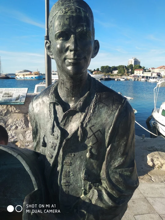 Sramotan čin vandalizma na spomeniku vodičkoj tradiciji