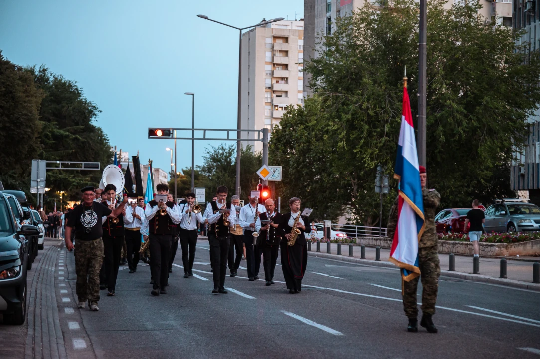 Polaganjem vijenaca, komemoracijom, mimohodom i bakljadom obilježen 34. spomendan Rujanskog rata