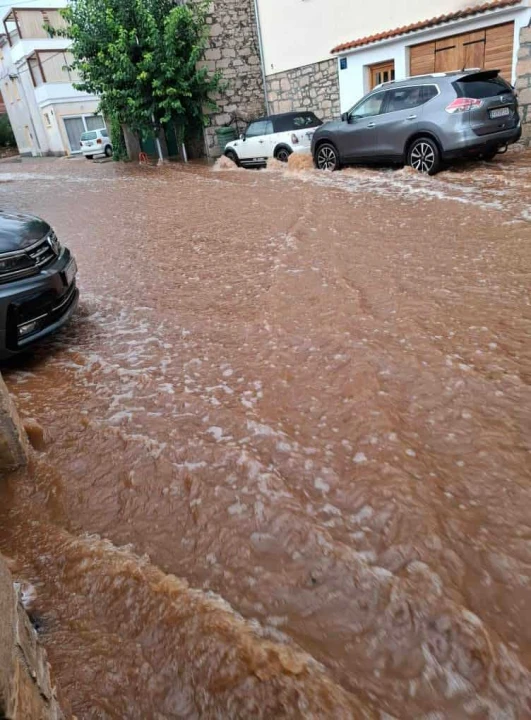 FOTO Nevrijeme najviše problema izazvalo u Vodicama, čitatelji nam šalju fotografije poplavljenih cesta i parkirališta iz cijelog Šibenika