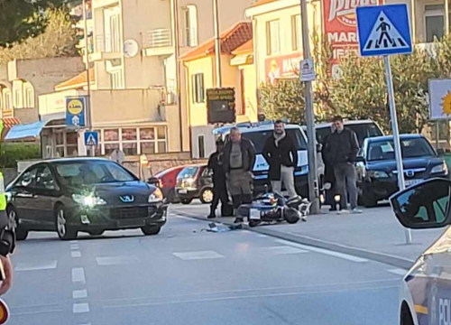 Na Šubićevcu sudar osobnog automobila i motocikla. Jedna osoba u bolnici