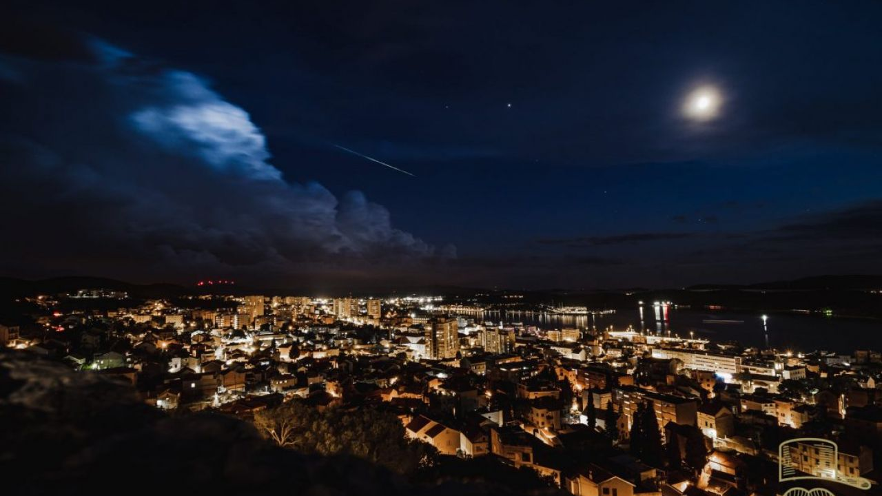 Meteorološki spektakl iznad Šibenika: Dok su sijevale munje, meteor preletio iznad  grada