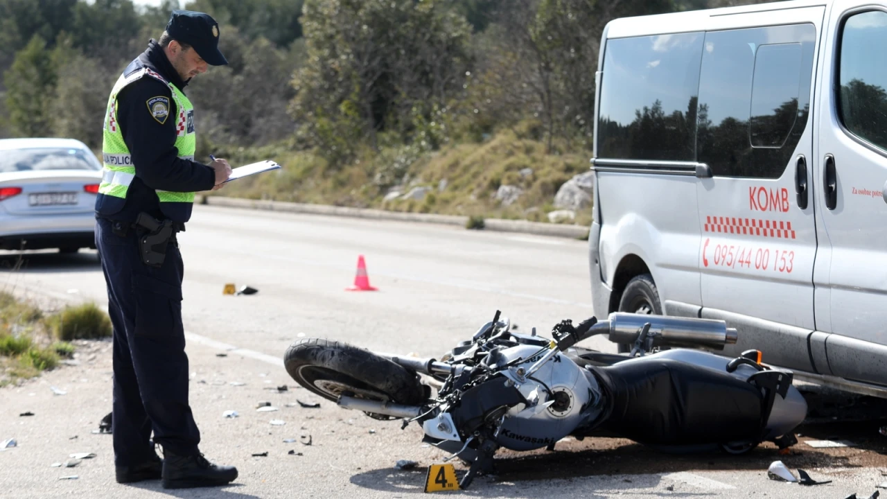 Motociklist (52) smrtno stradao u sudaru na kružnom toku u Mandalini