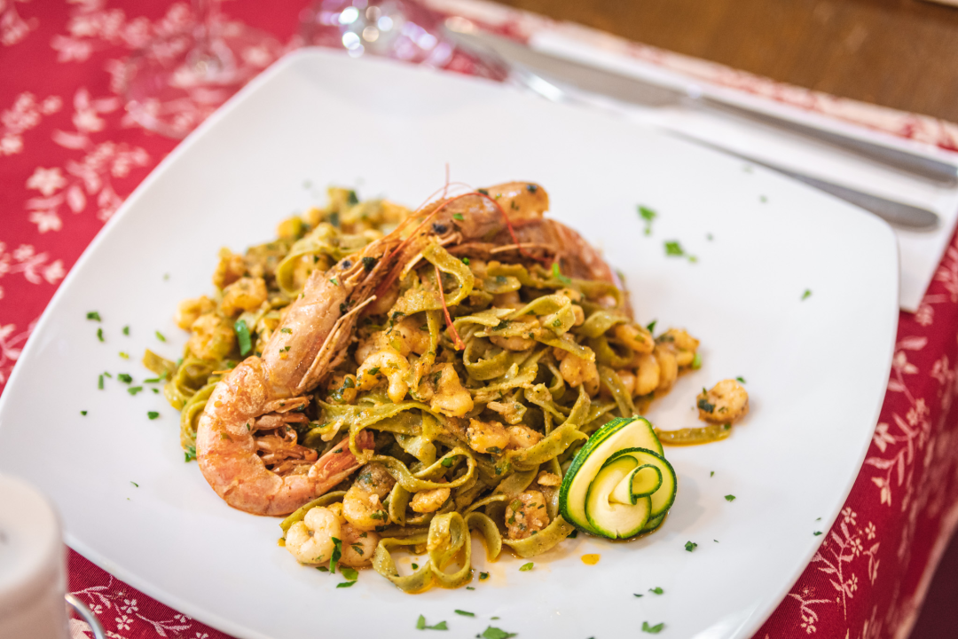 Uživajte u slasnim gotovim jelima iz Antinog gušta na prostranoj terasi!