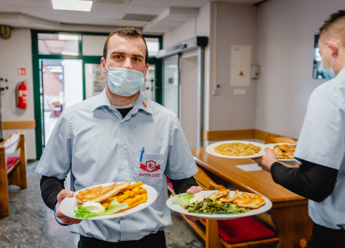 Fotografija 13 - Uživajte u slasnim gotovim jelima iz Antinog gušta na prostranoj terasi!