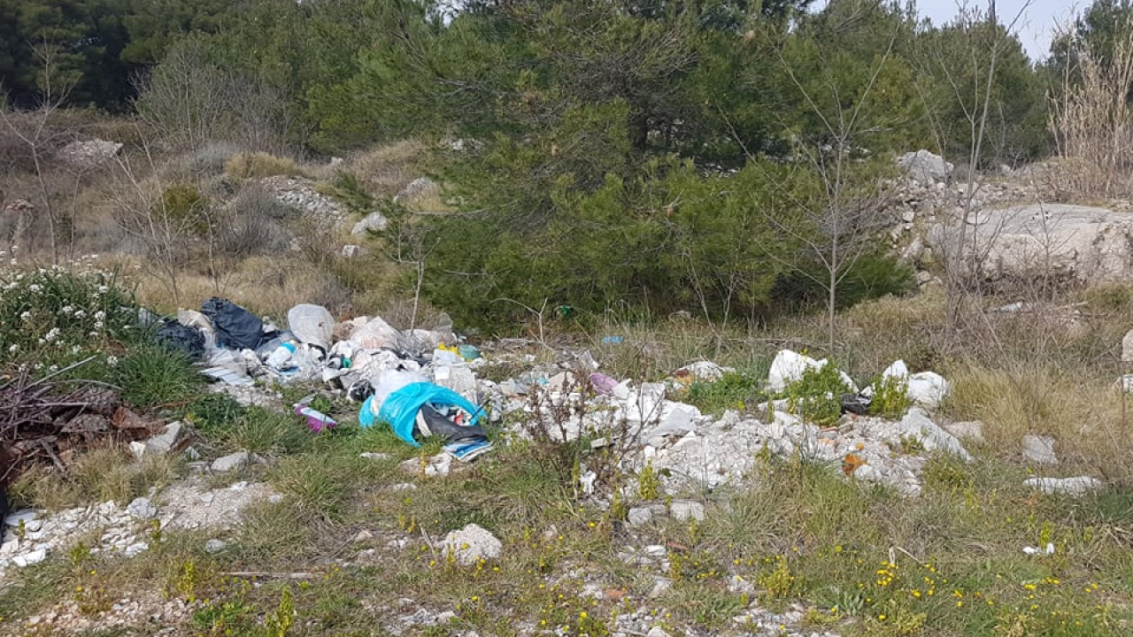 Manje cvijeća, previše smeća, pogotovo građevinskog otpada: Sve to krasi put prema šetnici u kanalu!