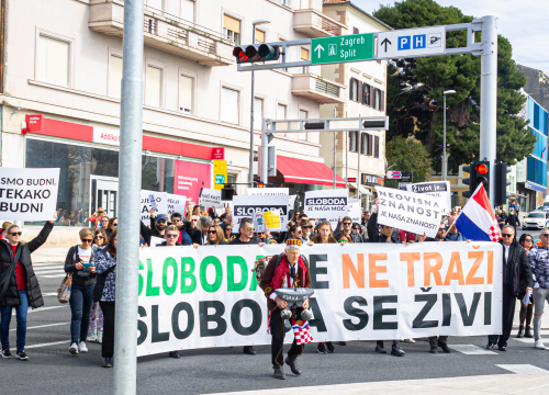 Nekoliko stotina ljudi na prosvjedu u Šibeniku: 'Skinite maske, došlo je vrime!'