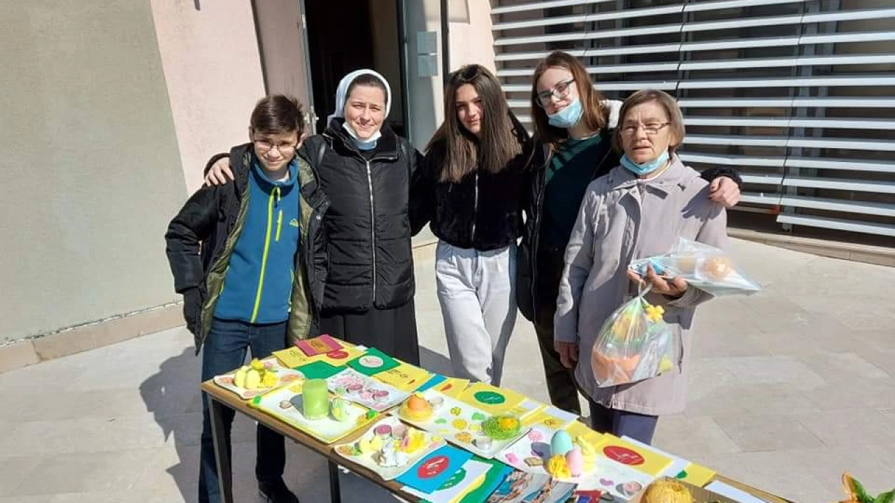 Humanitarna akcija na Vidicima pred crkvom sv. Petra: Vjernici kupovali uskrsne ukrase