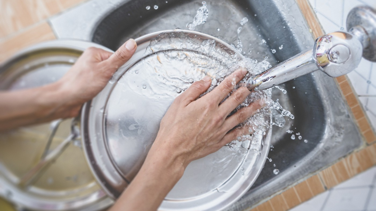 Pranje suđa je poput mozgalica i križaljki za mozak, evo i zašto