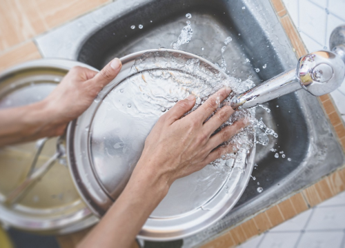 Pranje suđa je poput mozgalica i križaljki za mozak, evo i zašto