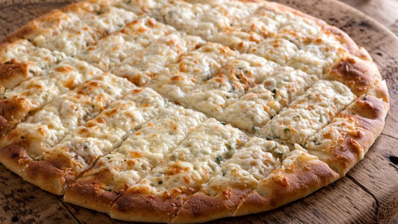 Tako dobro! Recept za prstiće od češnjaka i sira s kremastim umakom