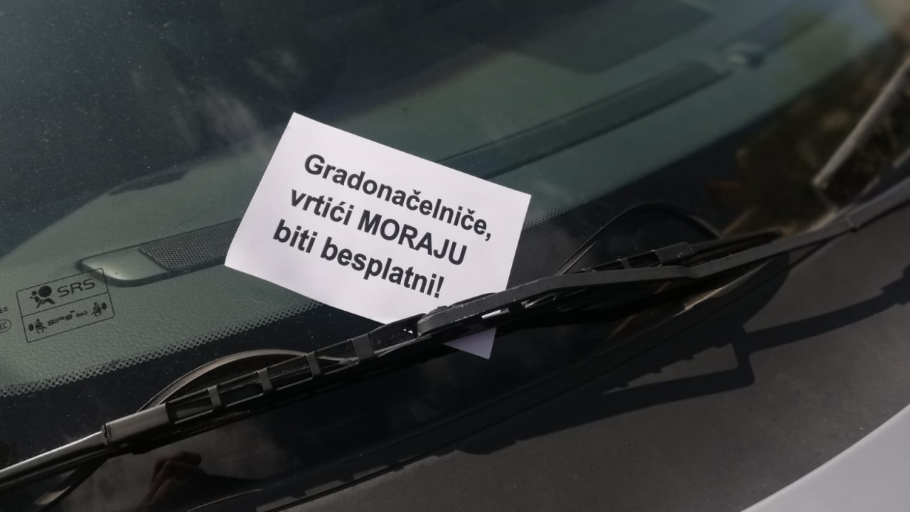 Poruke gradonačelniku zataknute na brisačima i dalje su aktualne po Šibeniku