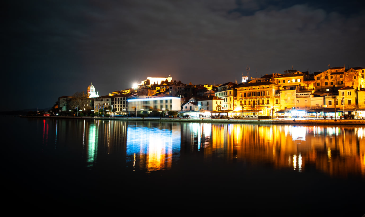 Šibenska riva sinoć je bila u mraku na sat vremena: Pogledajte kako je izgledala