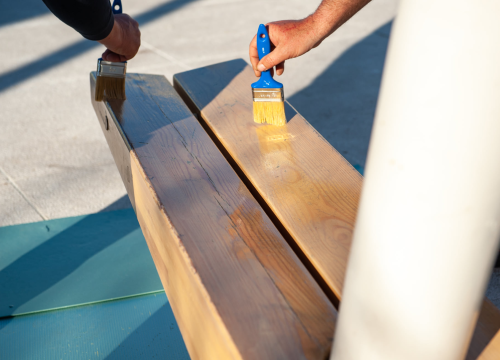 Fotografija 2 - Prije nego sjednete, provjerite jesu li suhe: Klupice na Poljani dobile novi zaštitni premaz