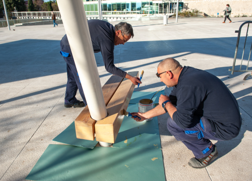 Fotografija 4 - Prije nego sjednete, provjerite jesu li suhe: Klupice na Poljani dobile novi zaštitni premaz