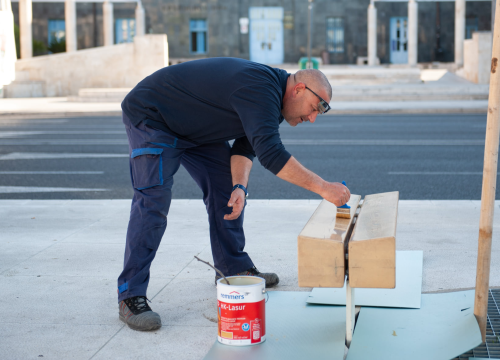 Fotografija 5 - Prije nego sjednete, provjerite jesu li suhe: Klupice na Poljani dobile novi zaštitni premaz