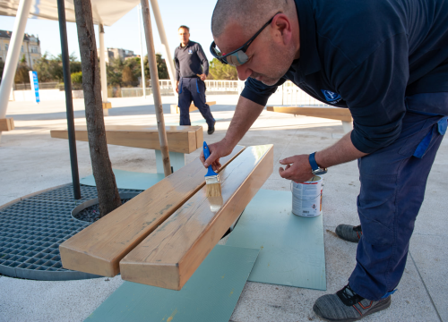 Fotografija 6 - Prije nego sjednete, provjerite jesu li suhe: Klupice na Poljani dobile novi zaštitni premaz