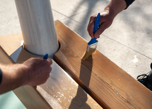 Fotografija 7 - Prije nego sjednete, provjerite jesu li suhe: Klupice na Poljani dobile novi zaštitni premaz