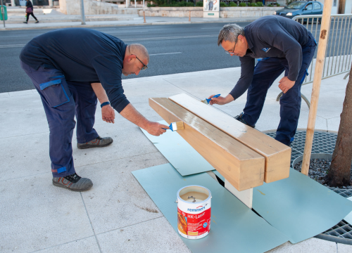 Fotografija 8 - Prije nego sjednete, provjerite jesu li suhe: Klupice na Poljani dobile novi zaštitni premaz