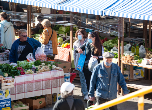 Fotografija 6 - Šibenčani se više-manje pridržavaju novih mjera: U điru po pijaci kupovalo se i s maskom i bez maske