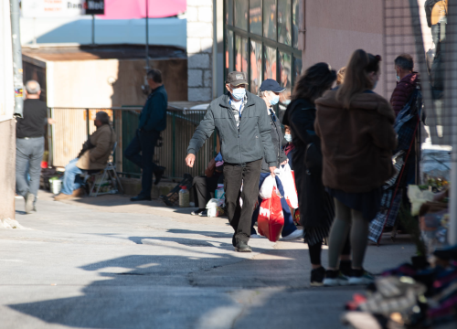Fotografija 8 - Šibenčani se više-manje pridržavaju novih mjera: U điru po pijaci kupovalo se i s maskom i bez maske